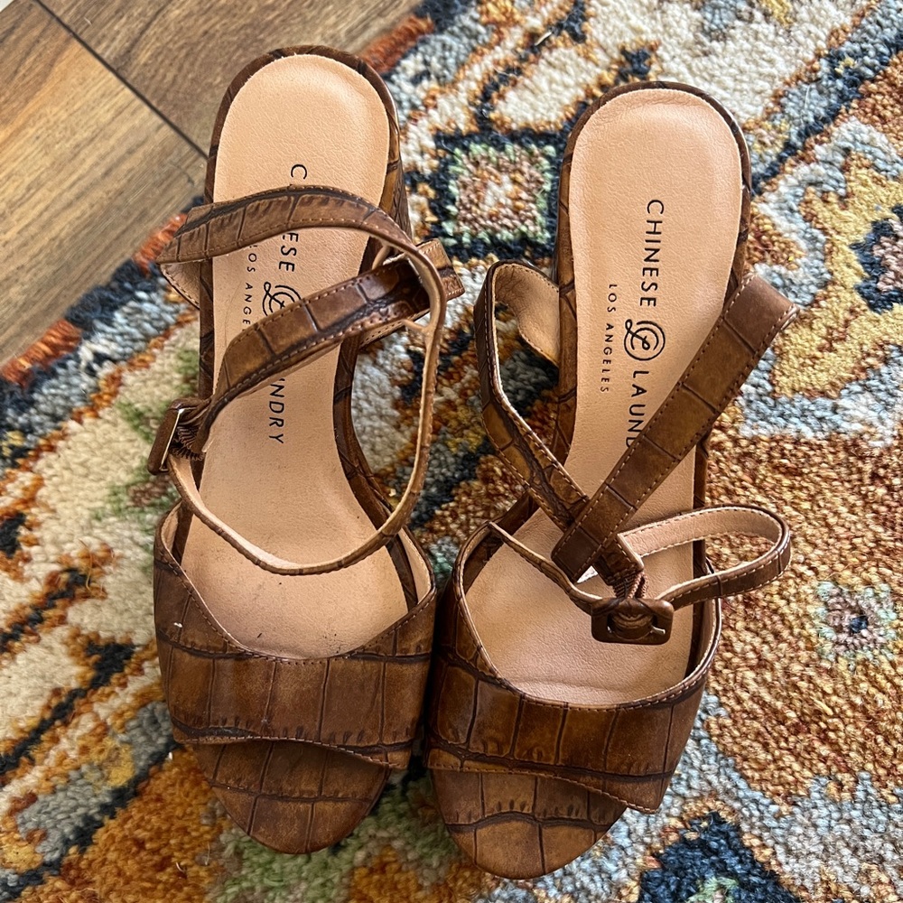 Chinese Laundry Tan Croc-Embossed Sandals